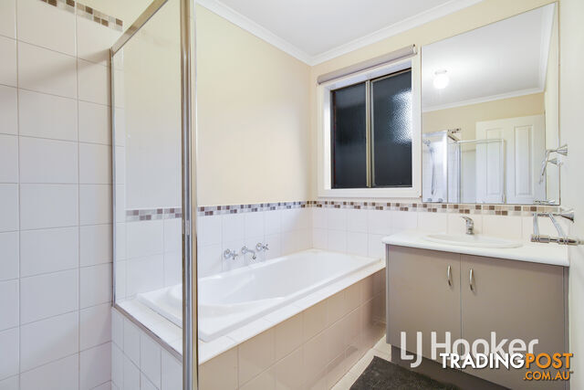 3B Hawker Gardens BERWICK VIC 3806