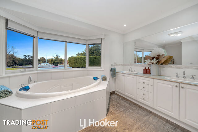 16 Mandurah Chase BERWICK VIC 3806