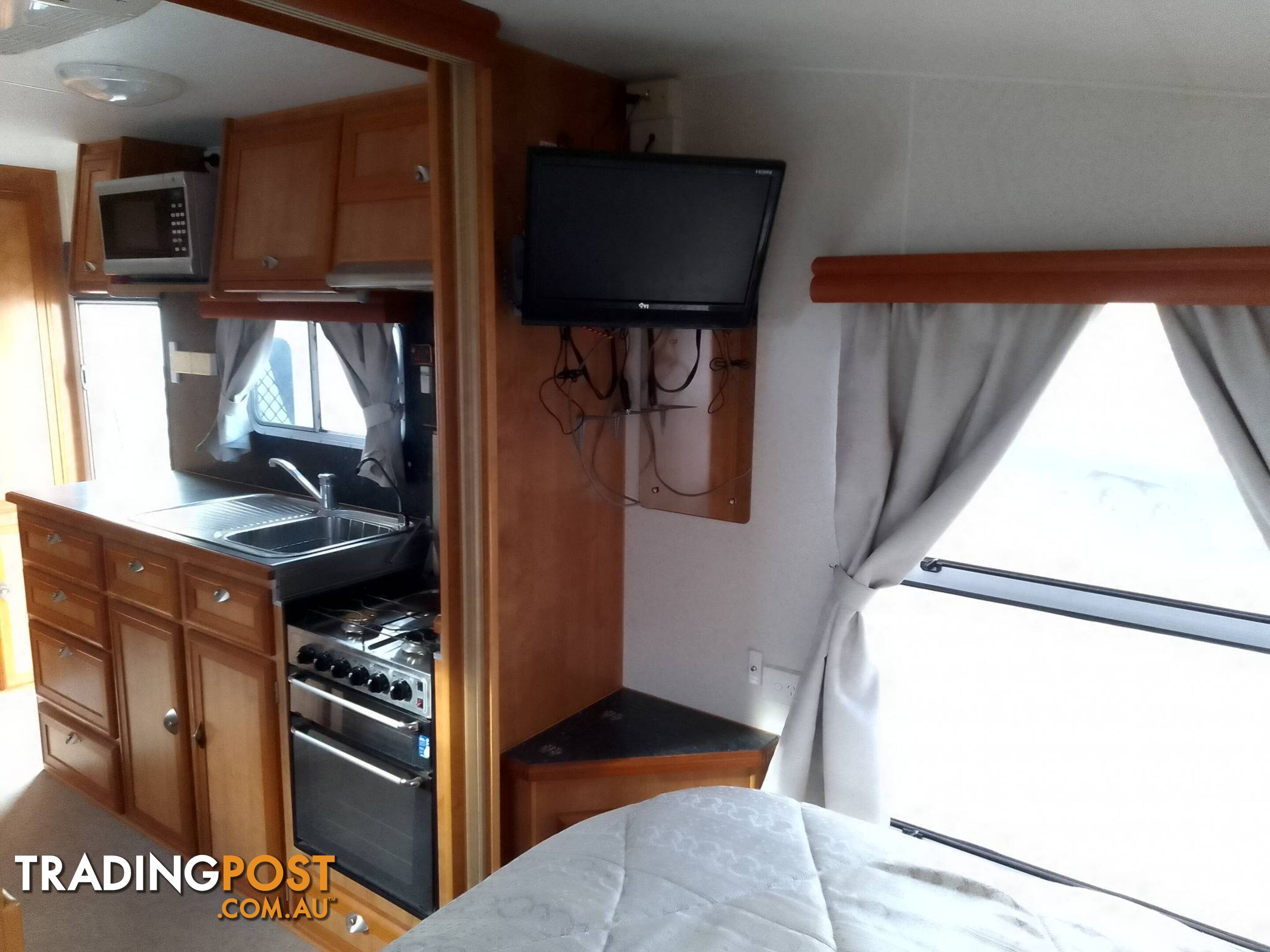 ROADSTAR DAINTREE 22FT TOURING CARAVAN