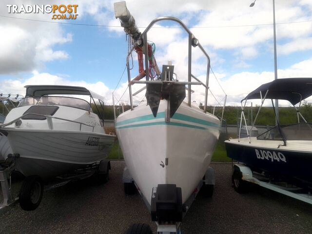 BLAZER 740 TRAILER SAILOR 7.4M SAIL BOAT -15HP YAMAHA 2 STROKE OUTBOARD AND TRAILER