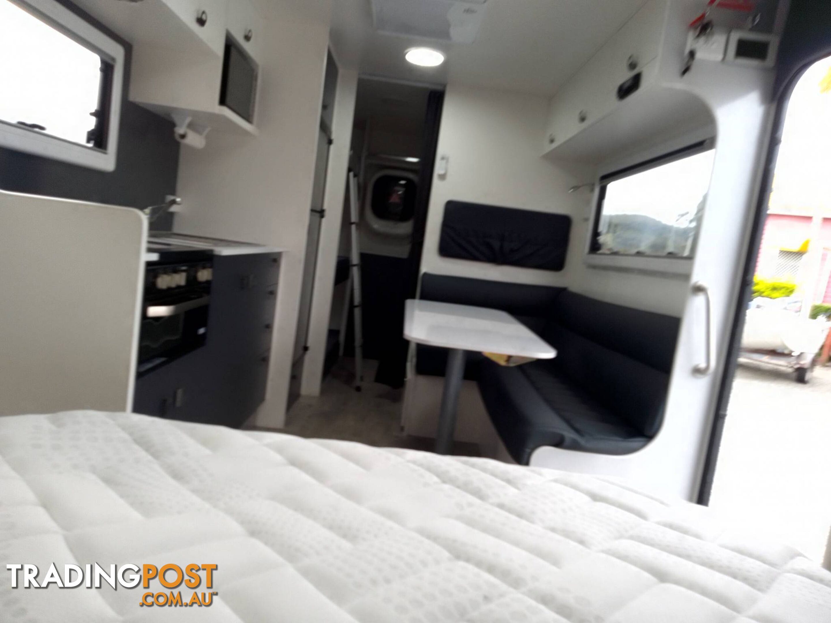 NEW AGE ROAD OWL 21FT CARAVAN WITH 3 BUNKS