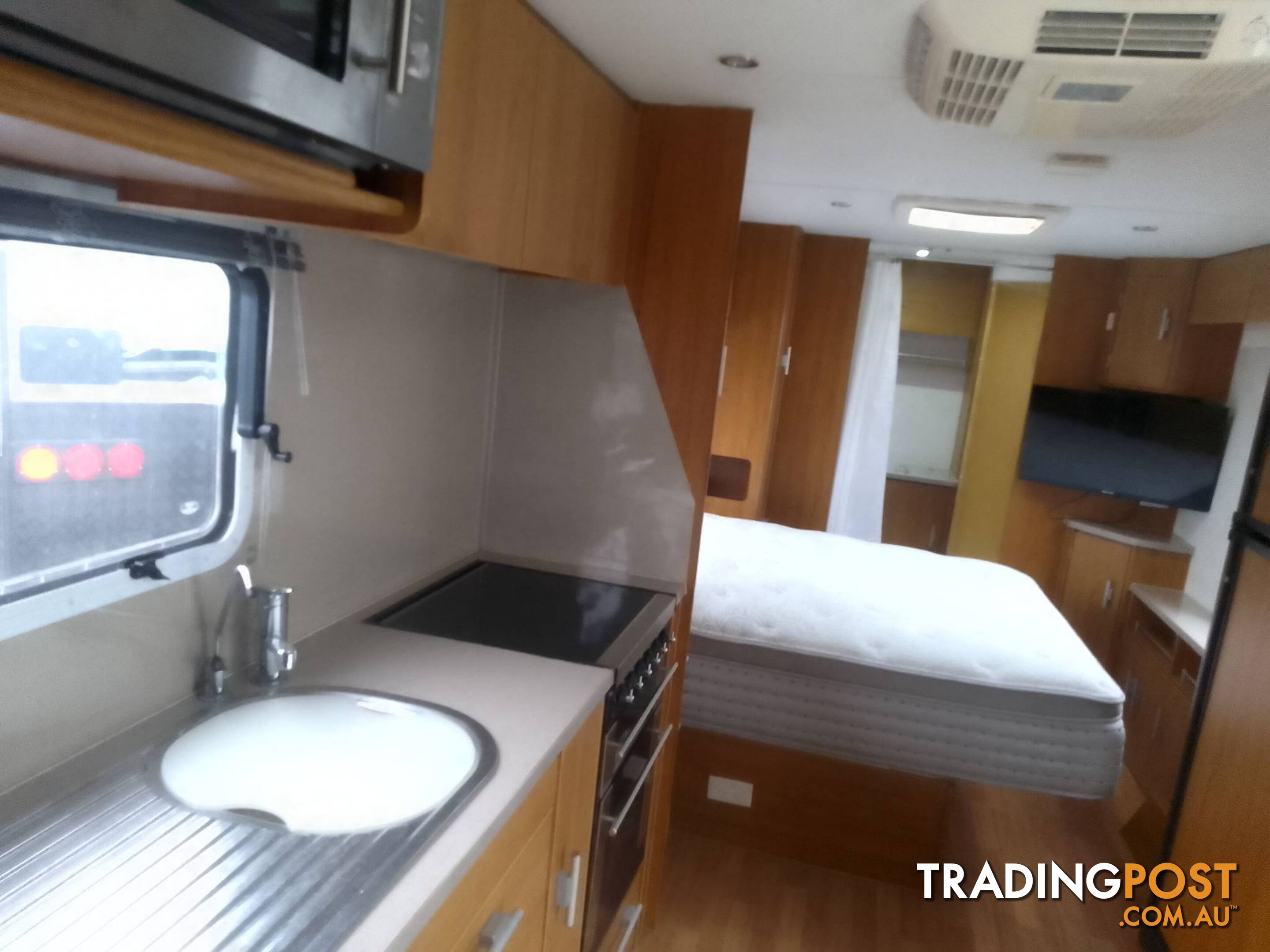 JAYCO STERLING SLIDE-OUT 23.5FT ON-SITE/TOURING CARAVAN