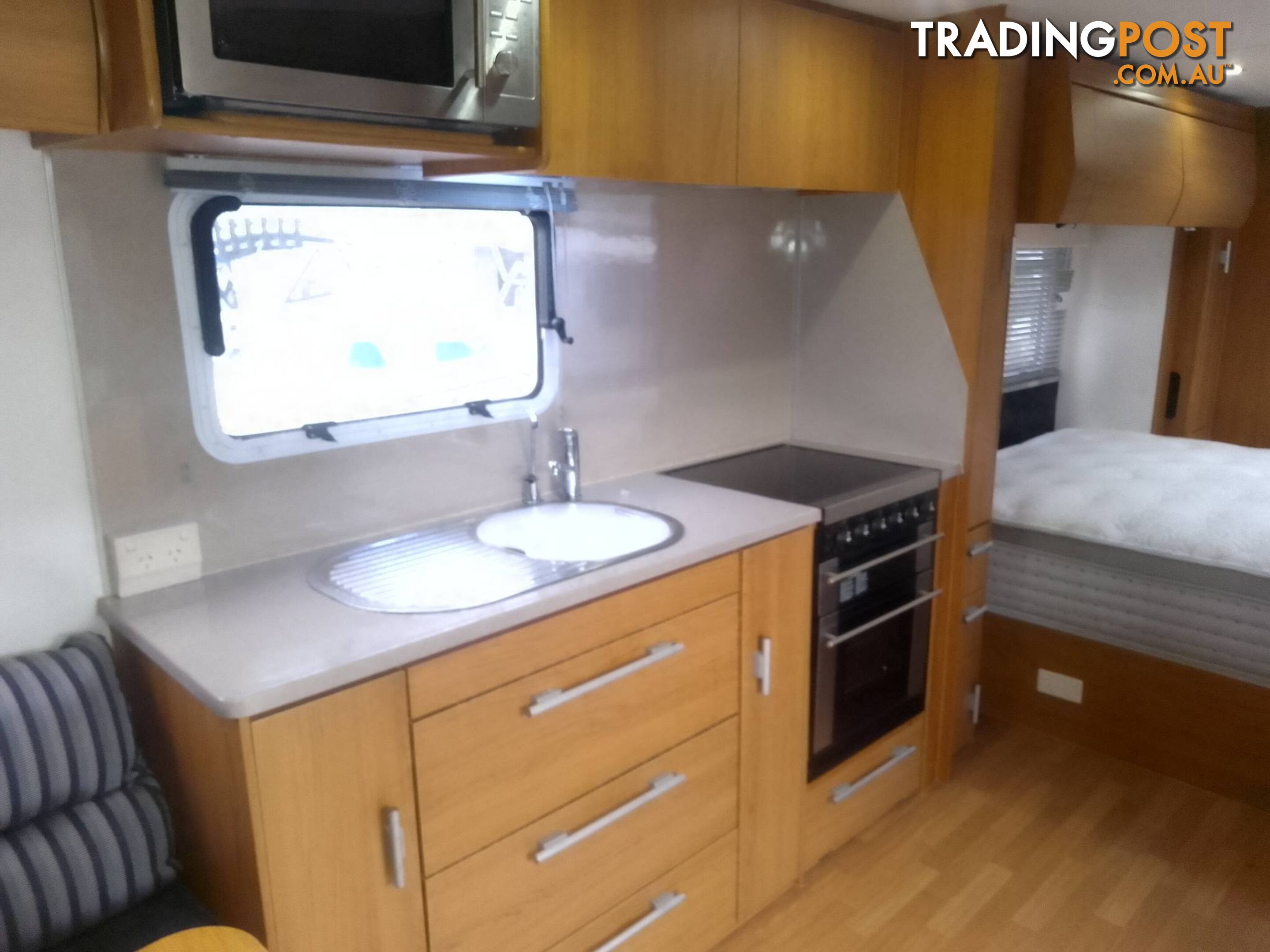 JAYCO STERLING SLIDE-OUT 23.5FT ON-SITE/TOURING CARAVAN