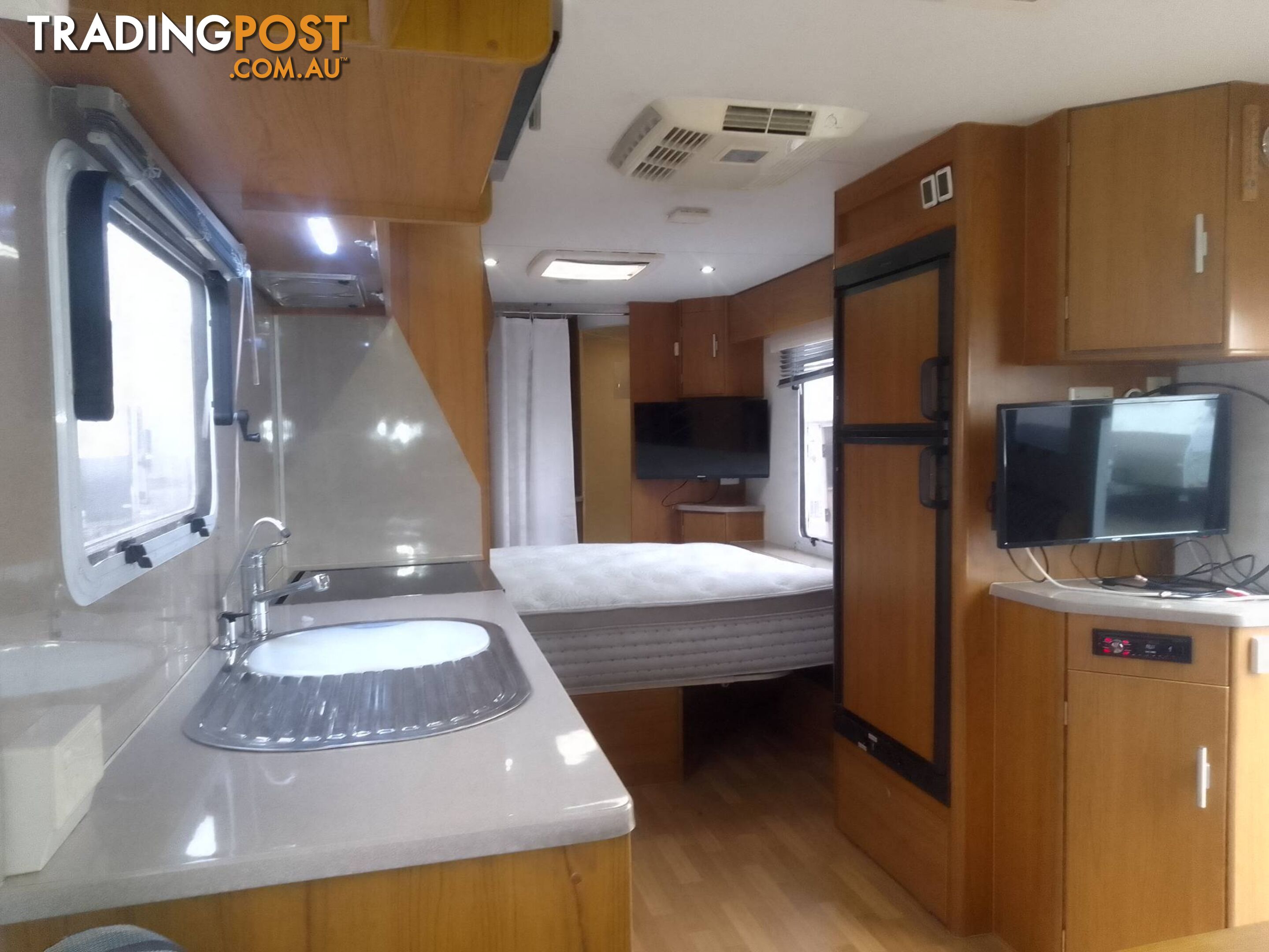 JAYCO STERLING SLIDE-OUT 23.5FT ON-SITE/TOURING CARAVAN