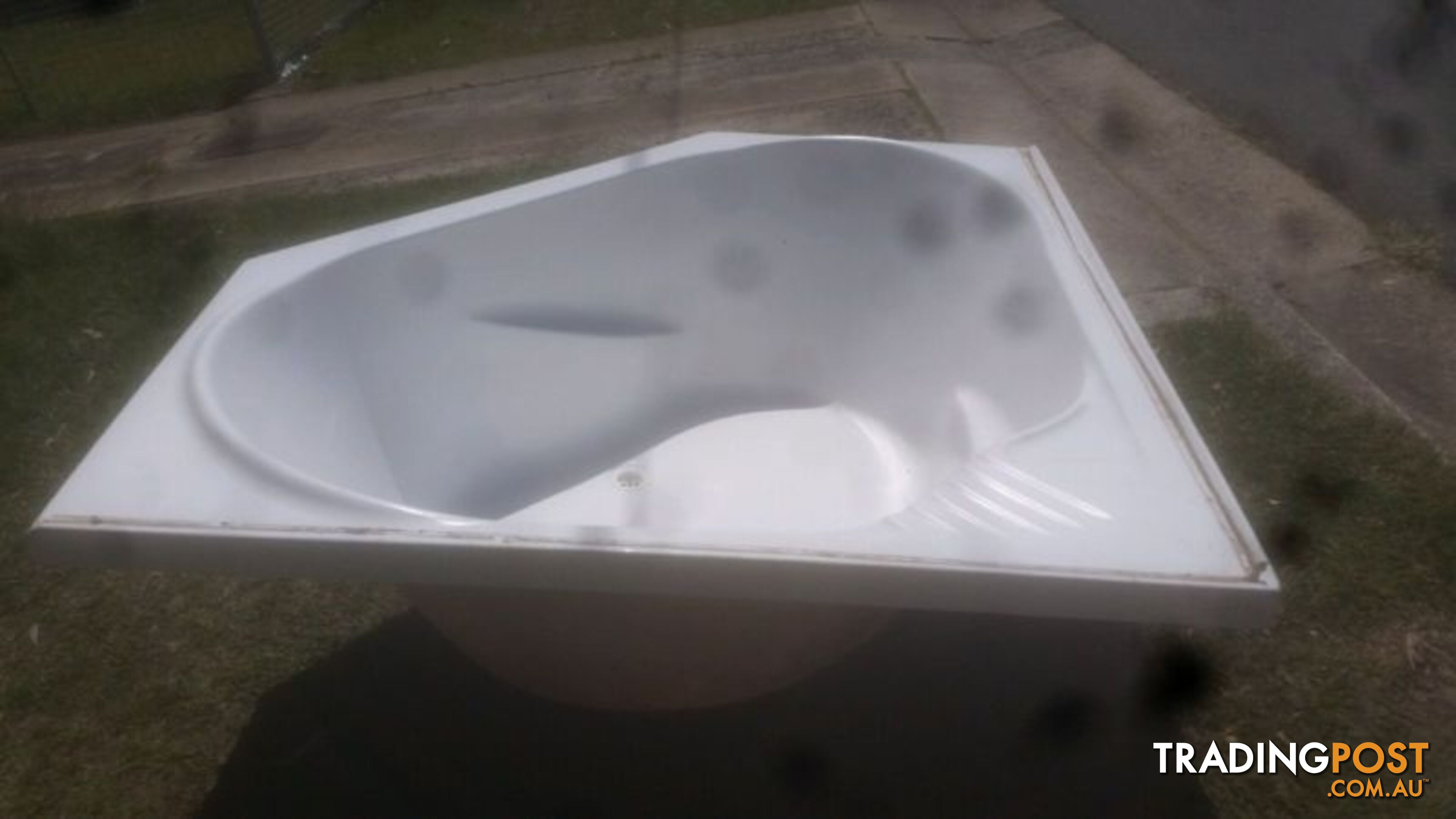 BATH WHITE CORNER FIBREGLASS