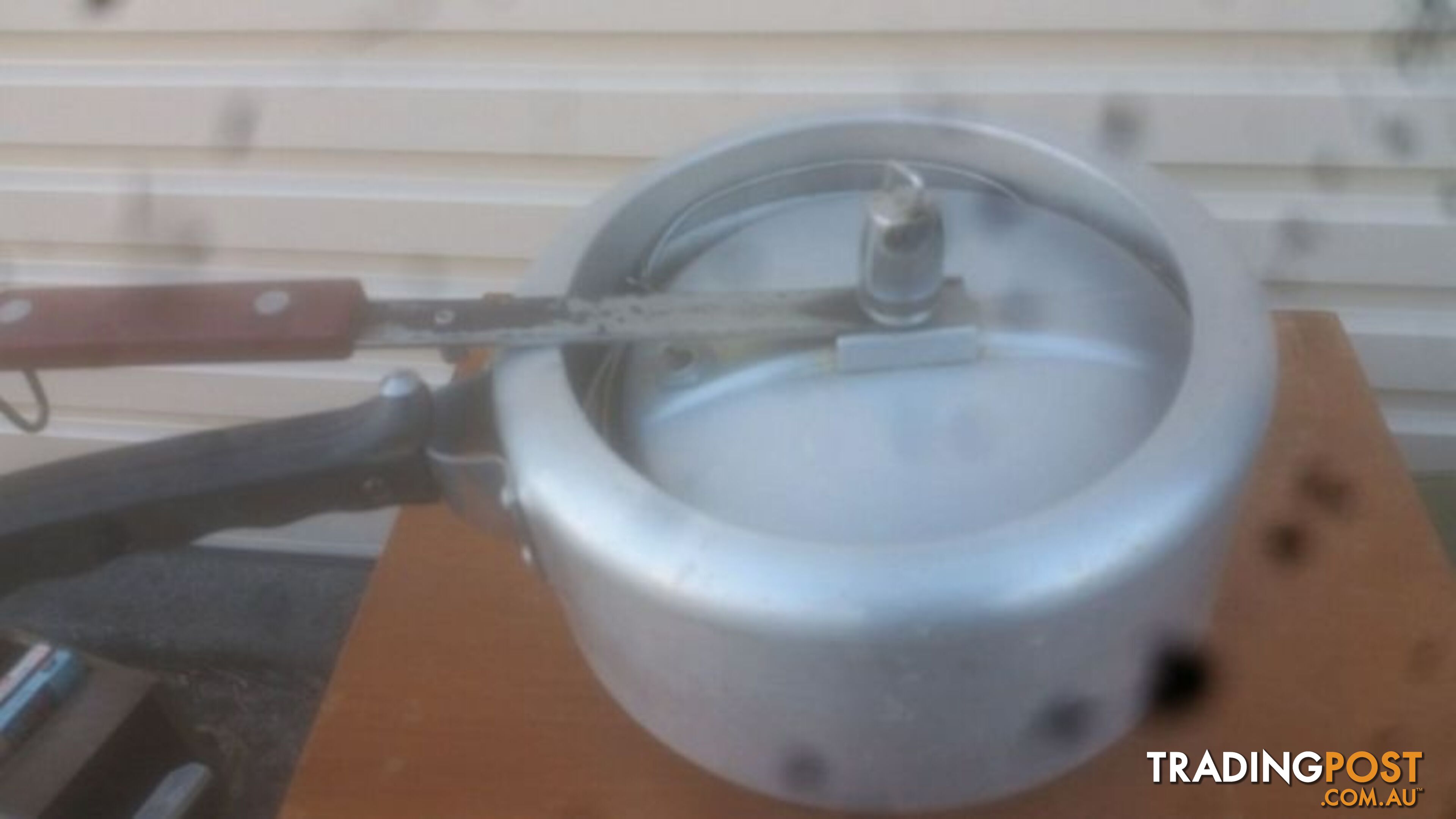 PRESSURE COOKER WITH 3 COLANDERS