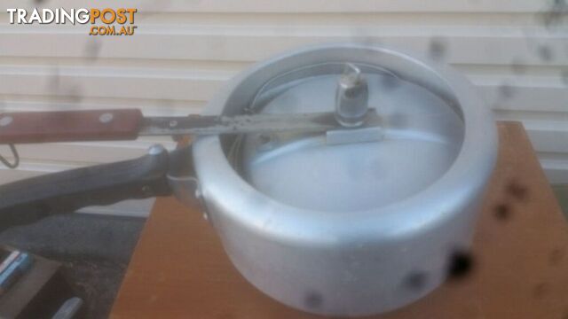 PRESSURE COOKER WITH 3 COLANDERS