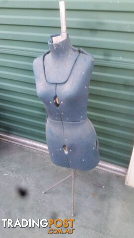 DRESSMAKING MANNEQUIN