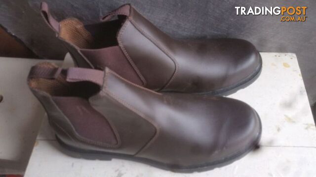 BOOTS BROWN LEATHER NEW