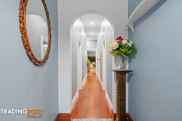 204 Neill Street SOLDIERS HILL VIC 3350 - photo 5 of 35