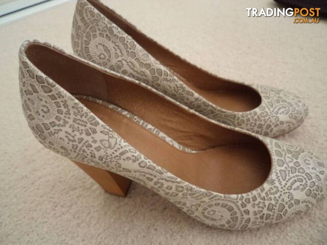 WITTNER LADIES SHOES SIZE 38 EXCELLENT CONDITION WORN ONCE - photo 2 of 4