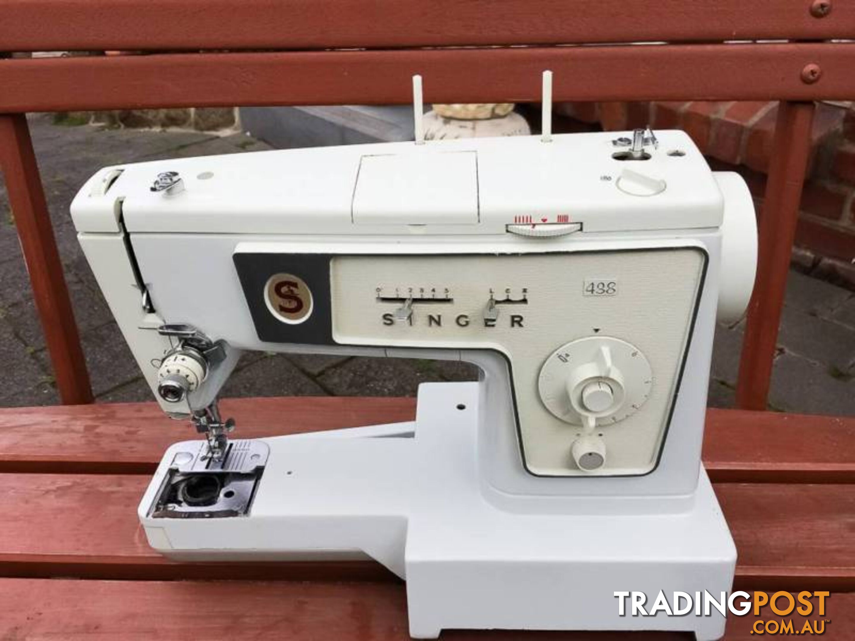 SINGER 438 VINTAGE SEWING MACHINE IN GREAT CONDITION