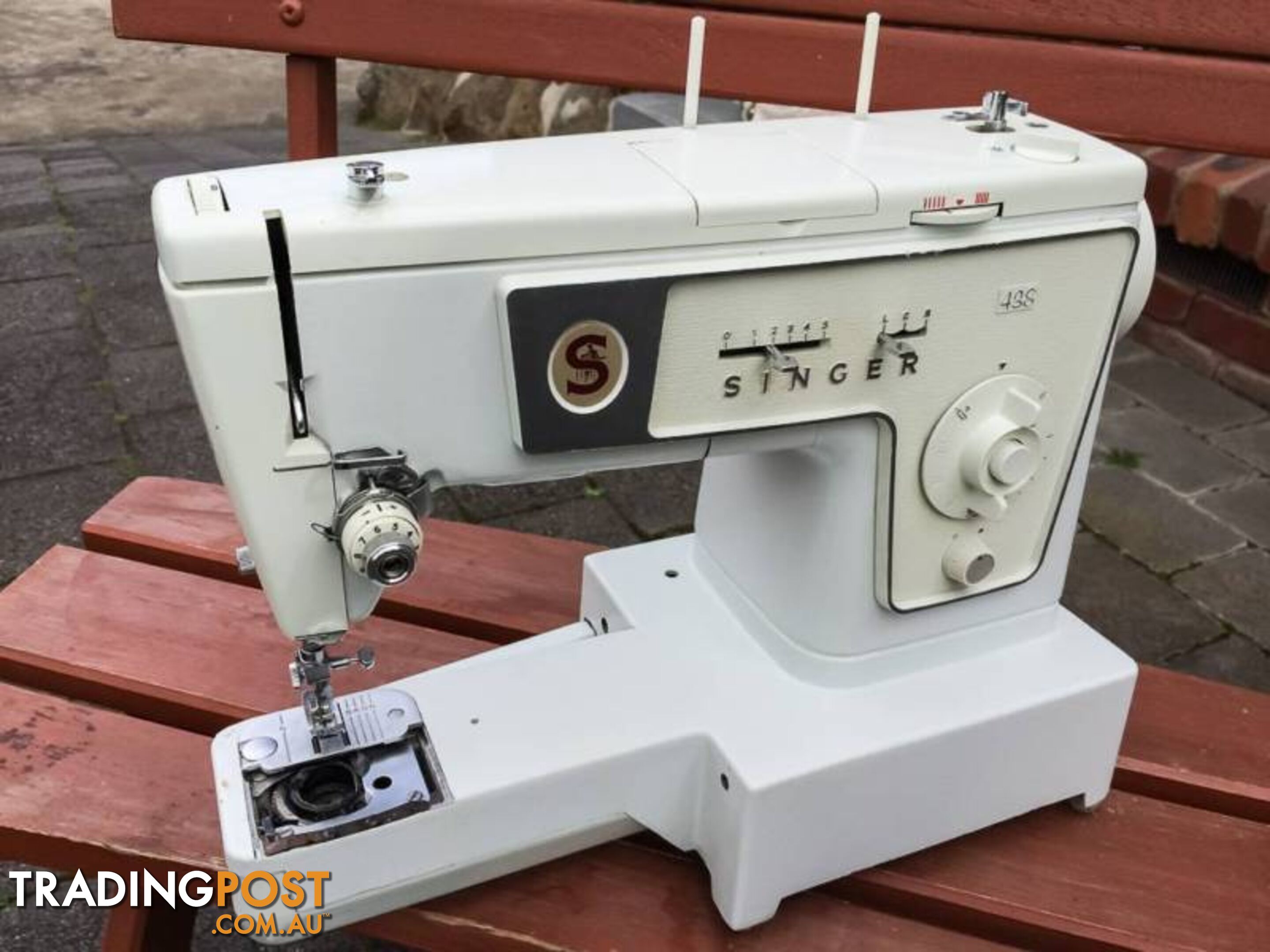 SINGER 438 VINTAGE SEWING MACHINE IN GREAT CONDITION