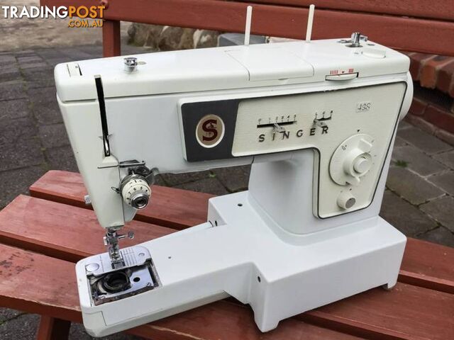 SINGER 438 VINTAGE SEWING MACHINE IN GREAT CONDITION