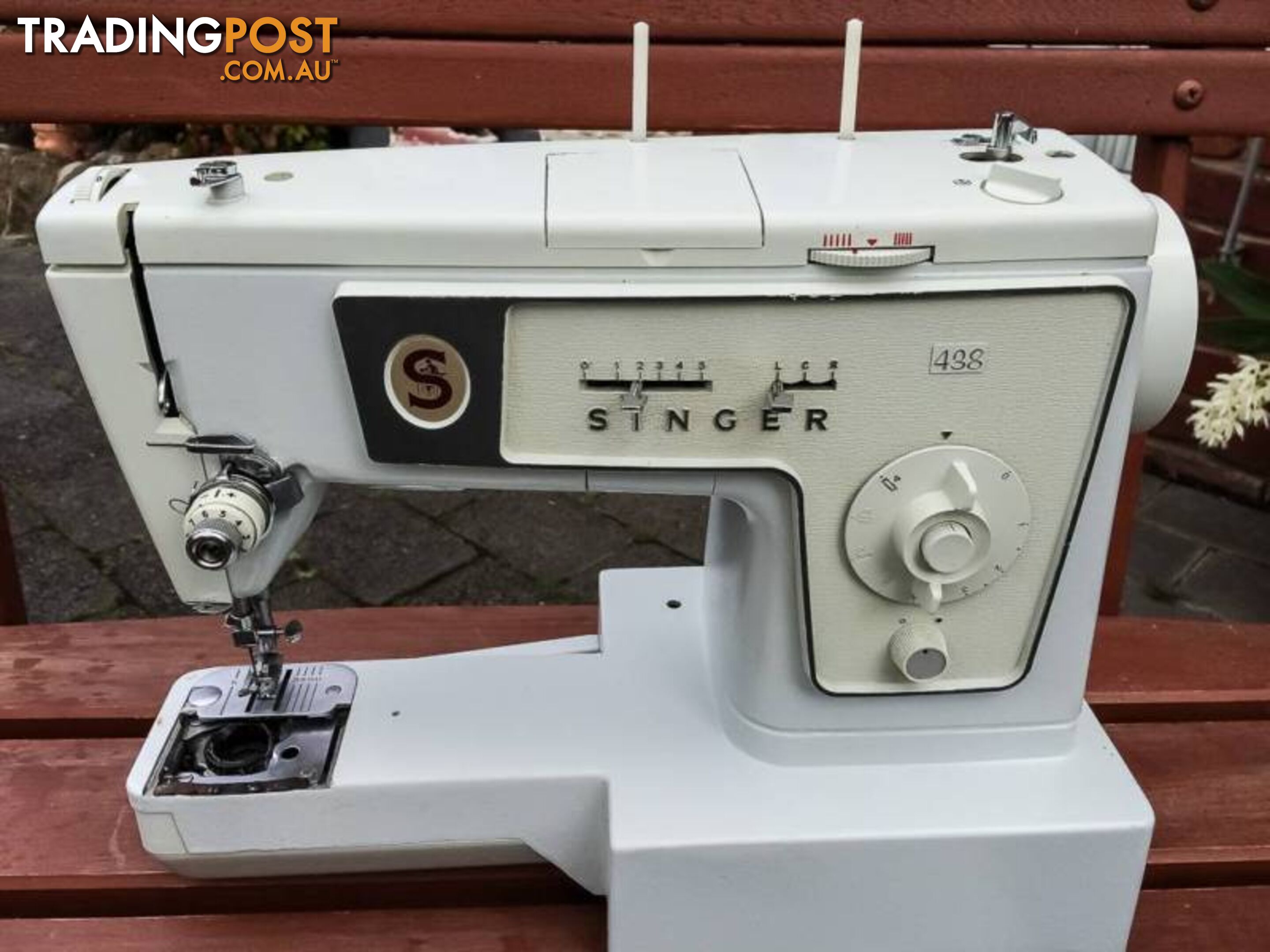 SINGER 438 VINTAGE SEWING MACHINE IN GREAT CONDITION