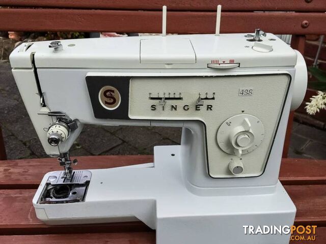 SINGER 438 VINTAGE SEWING MACHINE IN GREAT CONDITION