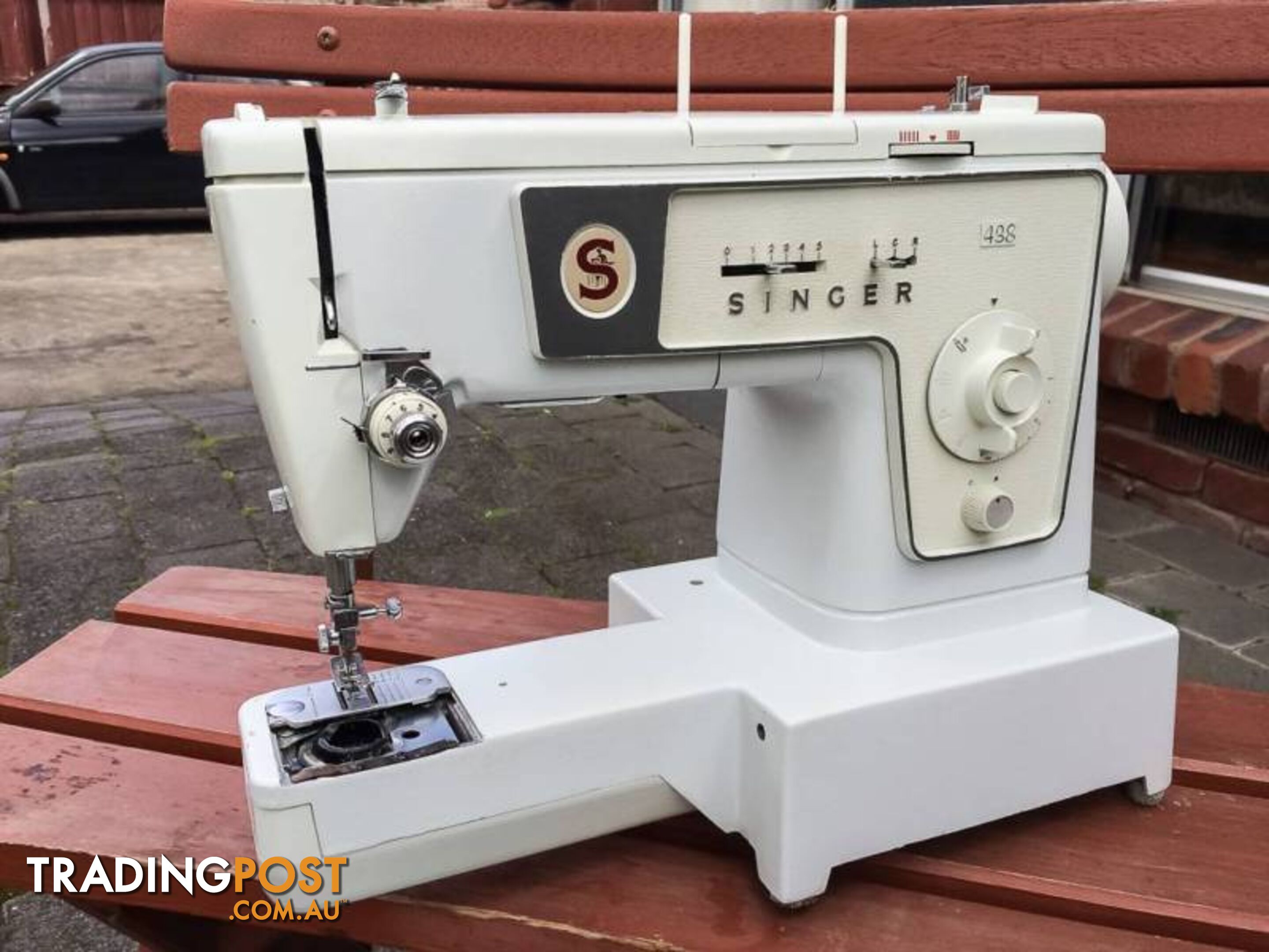 SINGER 438 VINTAGE SEWING MACHINE IN GREAT CONDITION