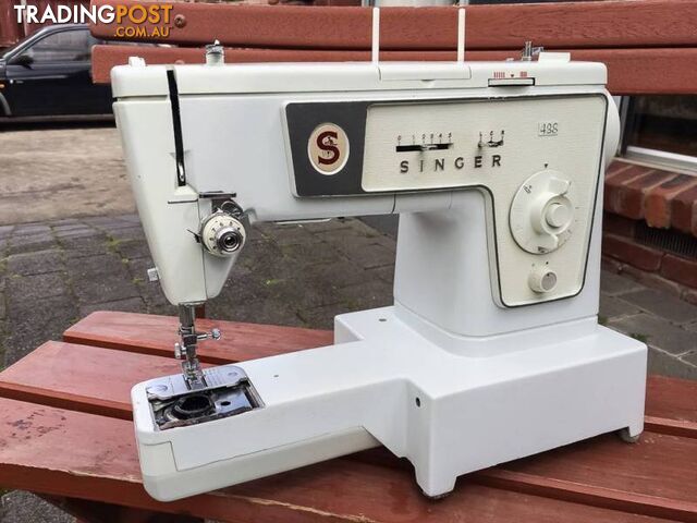 SINGER 438 VINTAGE SEWING MACHINE IN GREAT CONDITION