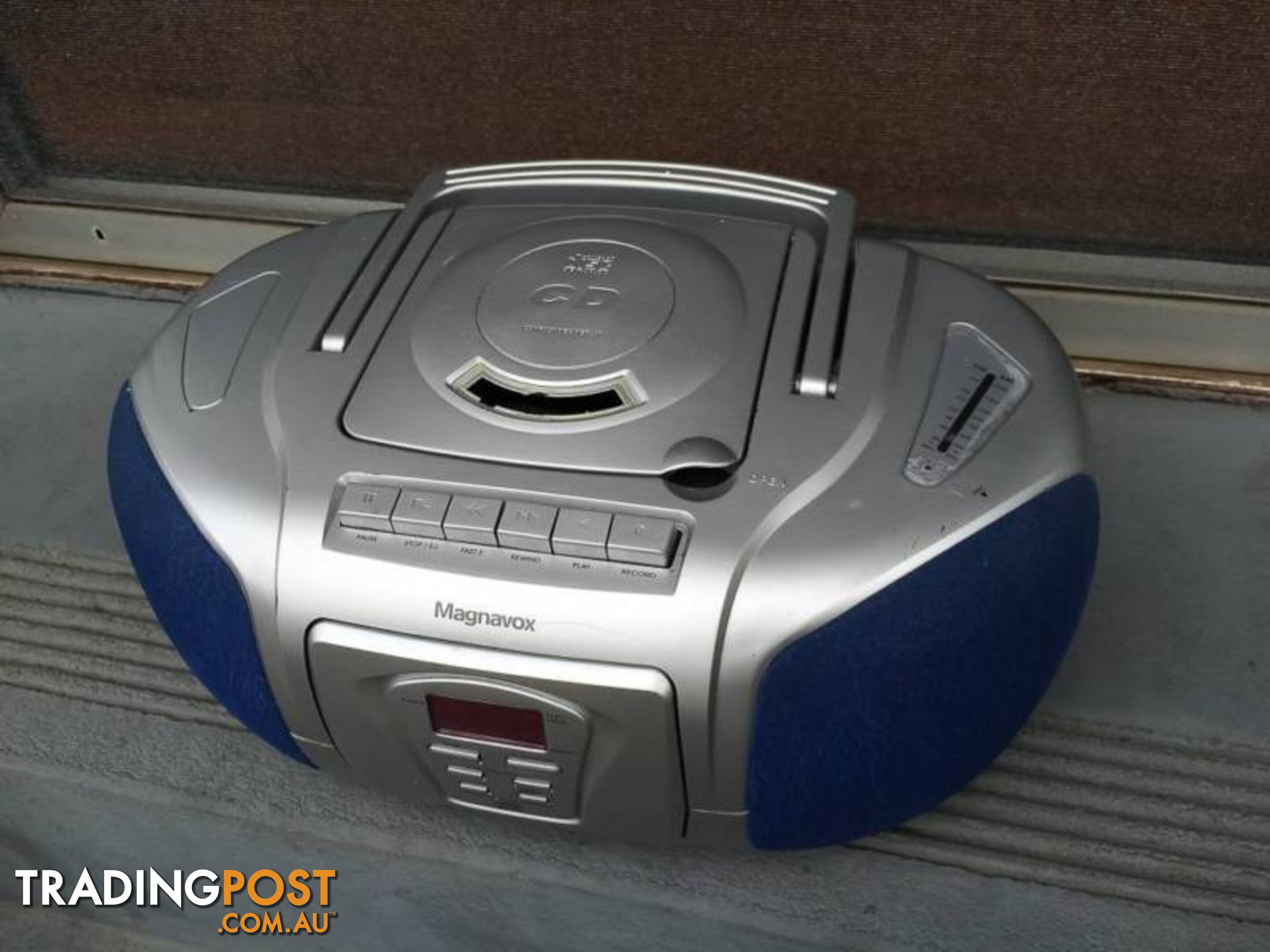 MAGNAVOX PORTABLE CD PLAYER & TUNER IN WORKING CONDITION