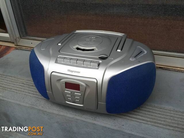 MAGNAVOX PORTABLE CD PLAYER & TUNER IN WORKING CONDITION