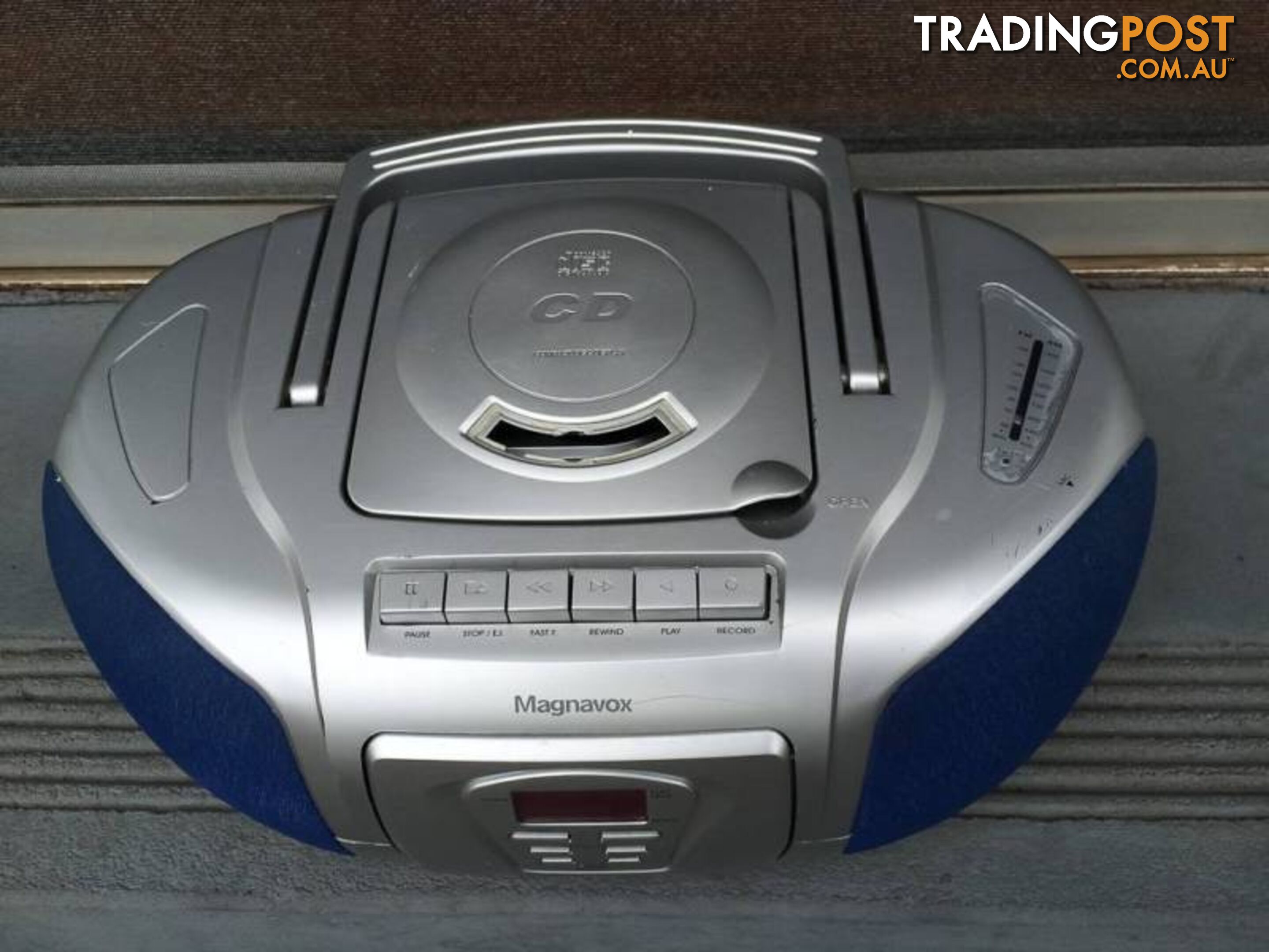 MAGNAVOX PORTABLE CD PLAYER & TUNER IN WORKING CONDITION