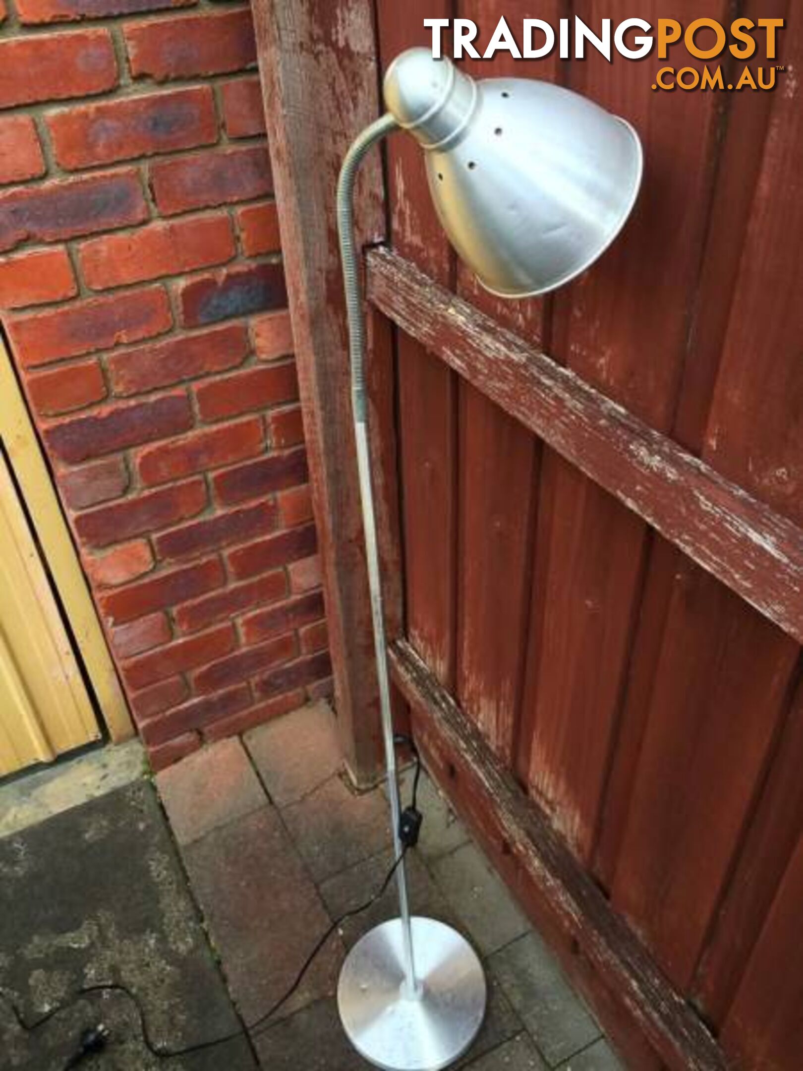 FLOOR LAMP WITH TWISTABLE HEAD