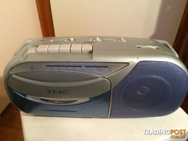 TEAC PORTABLE TAPE/AM/FM RADIO IN GREAT CONDITION