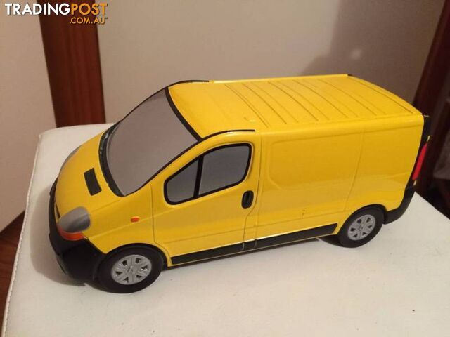 1/21.5 DIE CAST METAL MODEL OF A RENAULT TRAFIC VAN - photo 2 of 4