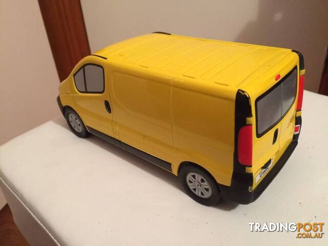 1/21.5 DIE CAST METAL MODEL OF A RENAULT TRAFIC VAN - photo 4 of 4