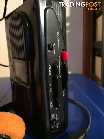 REALISTIC WALKMAN AM/FM STEREO RADIO CASSETTE - photo 3 of 5