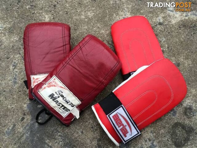 2 PAIRS OF BOXING GLOVES