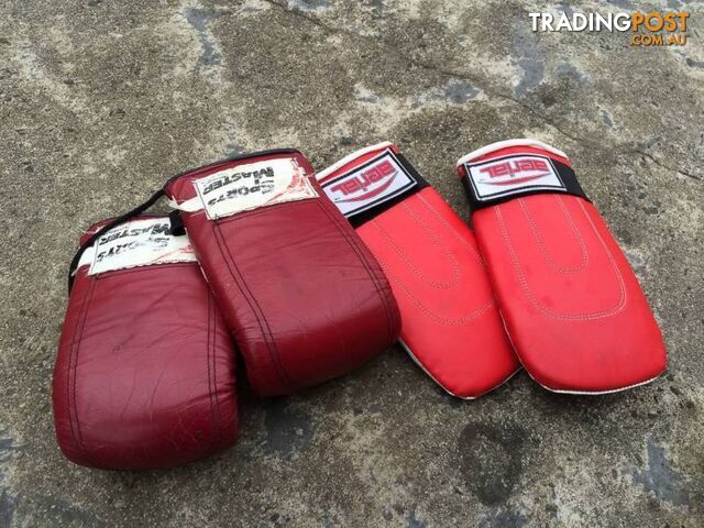 2 PAIRS OF BOXING GLOVES