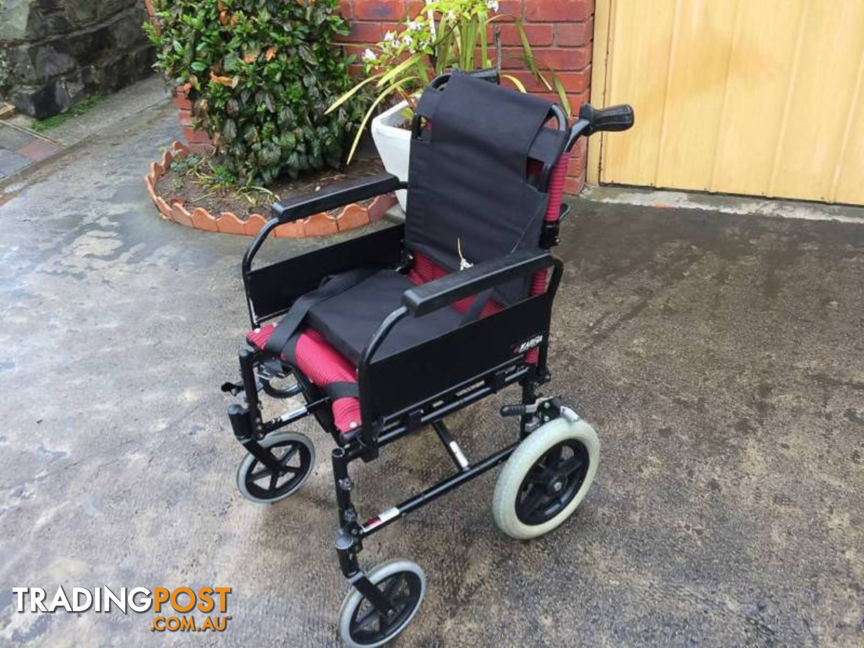 WHEELCHAIR IN GREAT CONDITION WITH SEATBEALT & ARM LIFTS