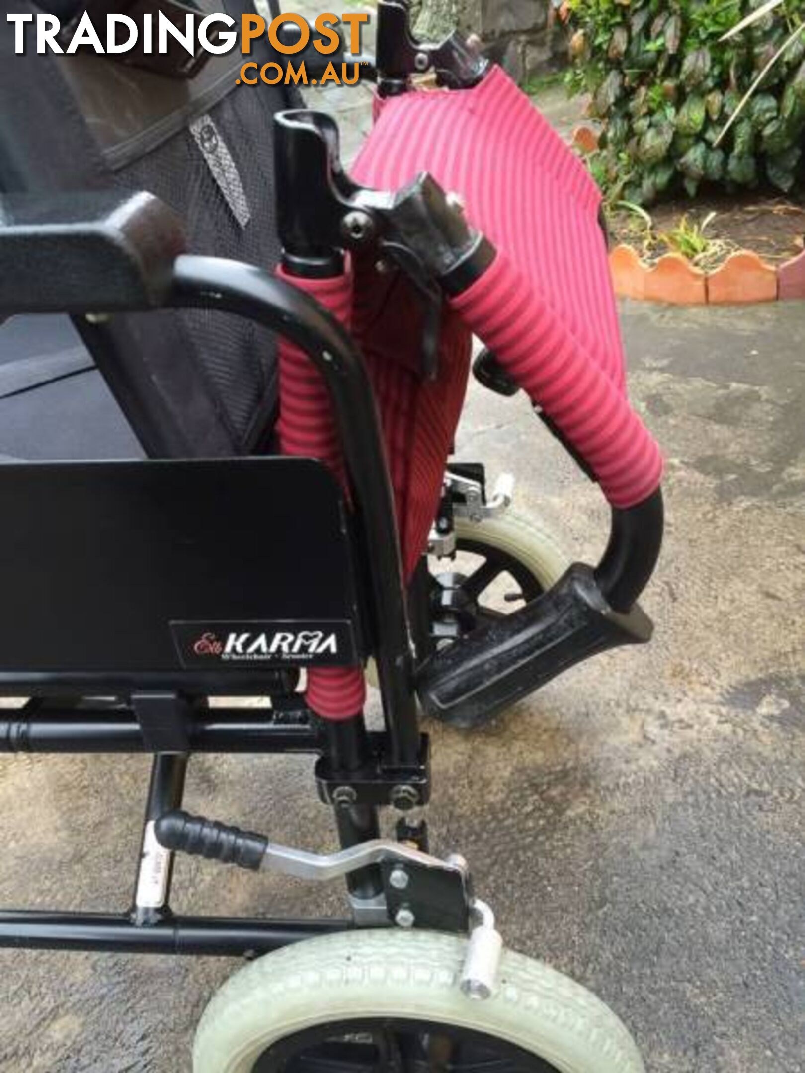 WHEELCHAIR IN GREAT CONDITION WITH SEATBEALT & ARM LIFTS