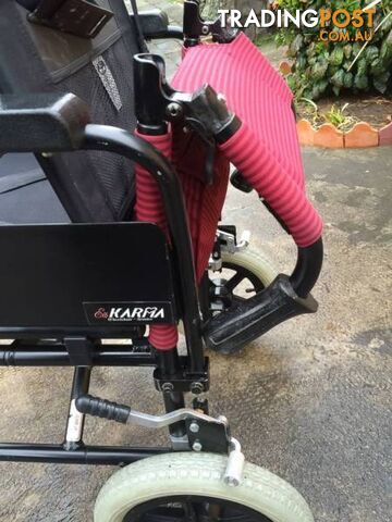 WHEELCHAIR IN GREAT CONDITION WITH SEATBEALT & ARM LIFTS