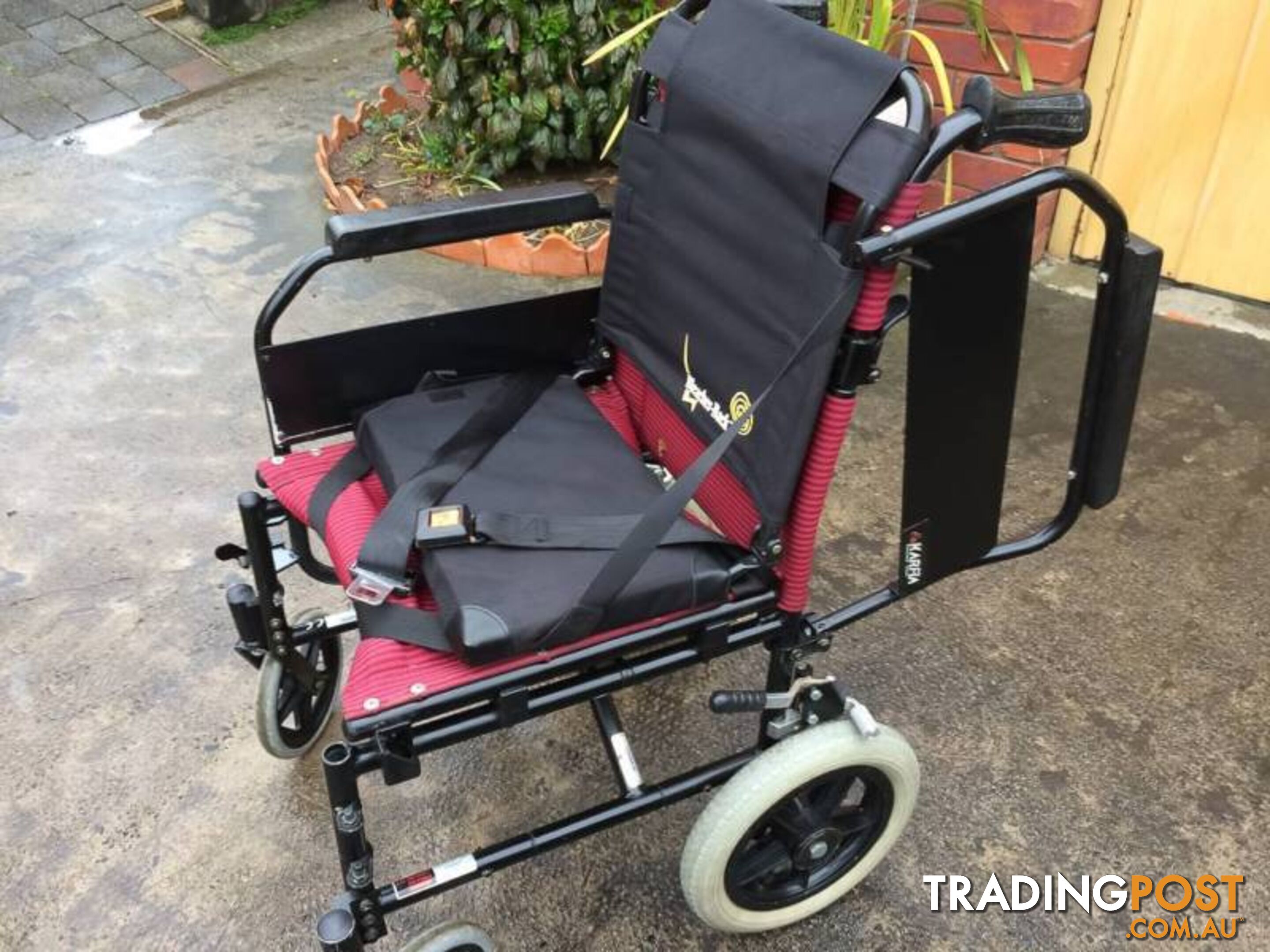 WHEELCHAIR IN GREAT CONDITION WITH SEATBEALT & ARM LIFTS