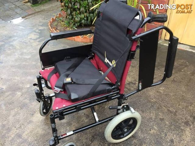 WHEELCHAIR IN GREAT CONDITION WITH SEATBEALT & ARM LIFTS
