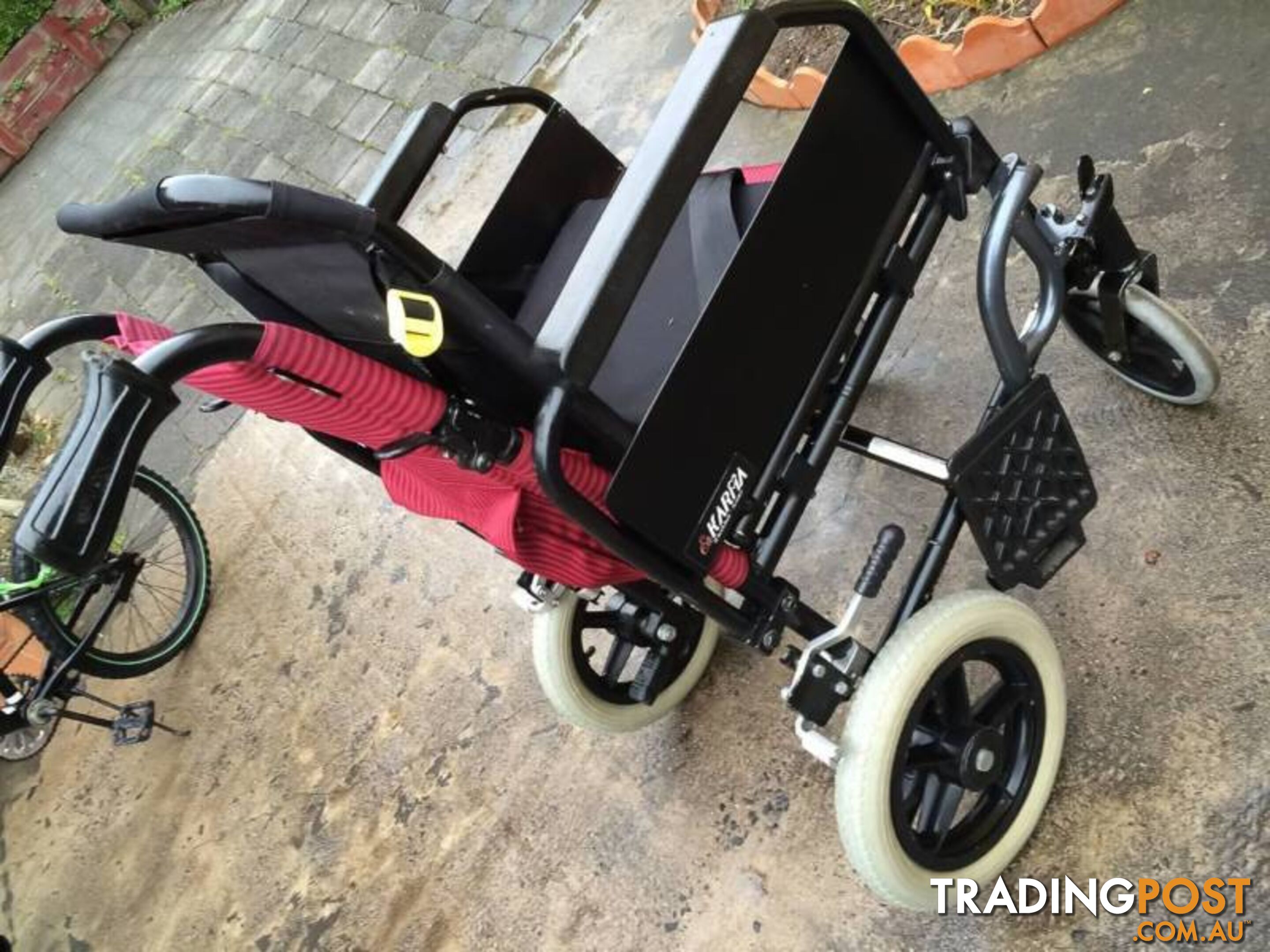 WHEELCHAIR IN GREAT CONDITION WITH SEATBEALT & ARM LIFTS