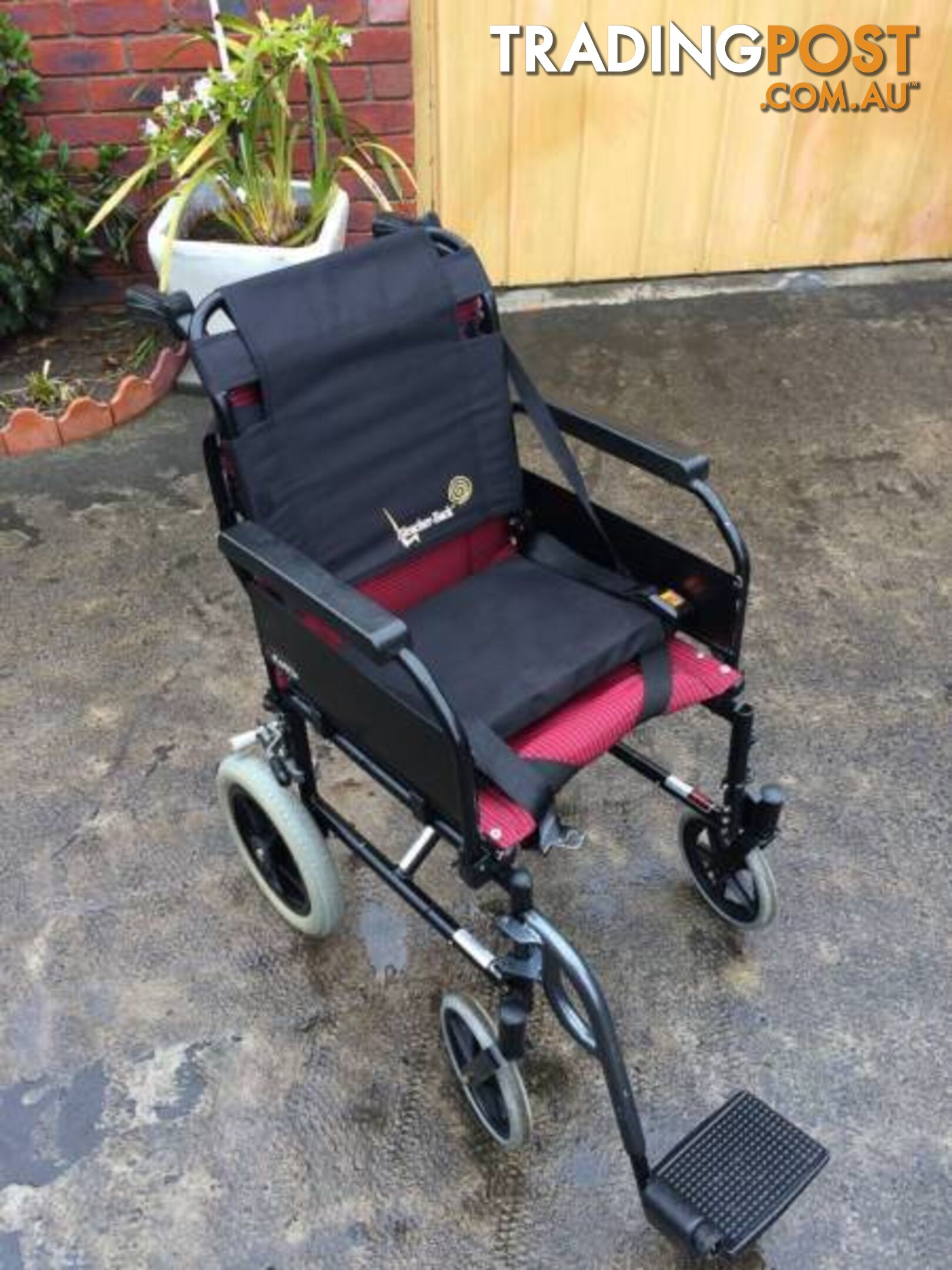 WHEELCHAIR IN GREAT CONDITION WITH SEATBEALT & ARM LIFTS