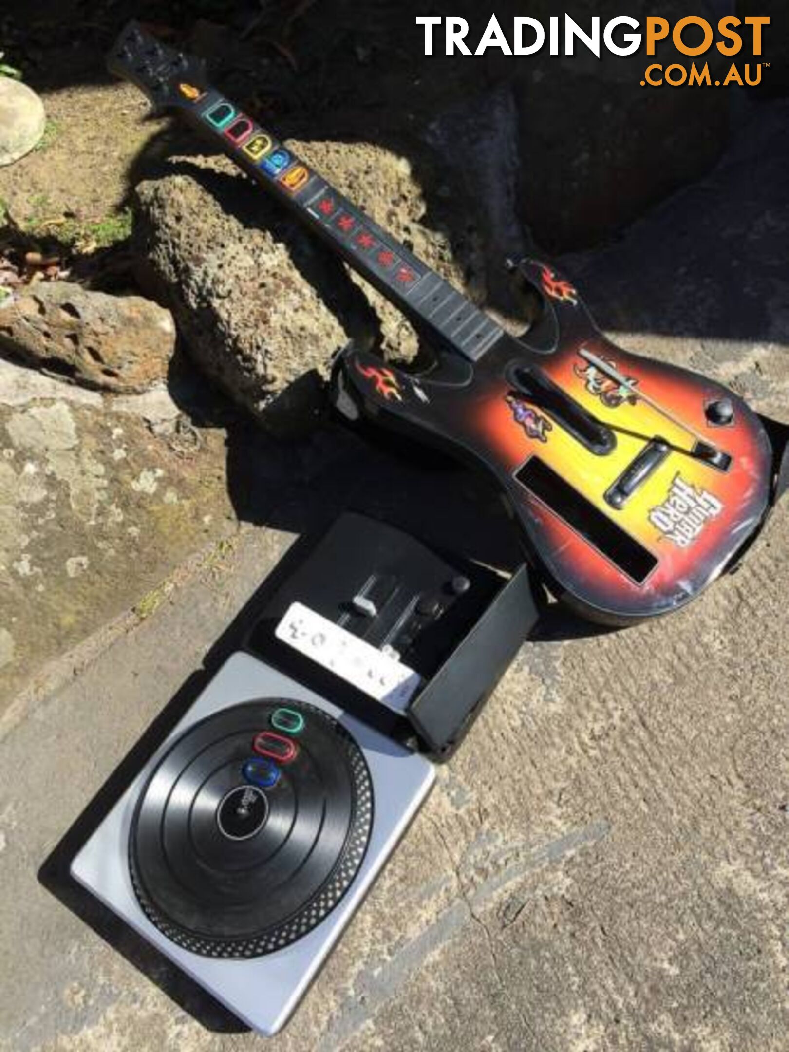 Wii DJ HERO TURNTABLE & Wii GUITAR HERO GUITAR ( NO GAMES)