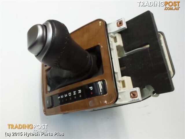 2004 HOLDEN COMMODORE GEAR STICK/SHIFTER leather silver + woodgrain