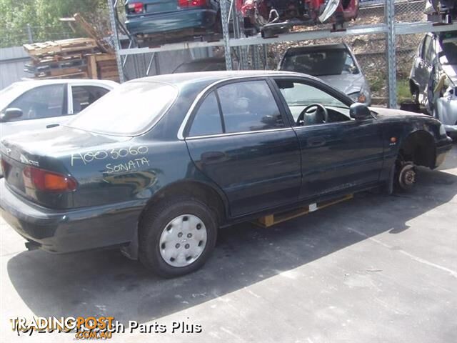 1996 HYUNDAI SONATA LEFT FRONT HUB ASSEMBLY non abs