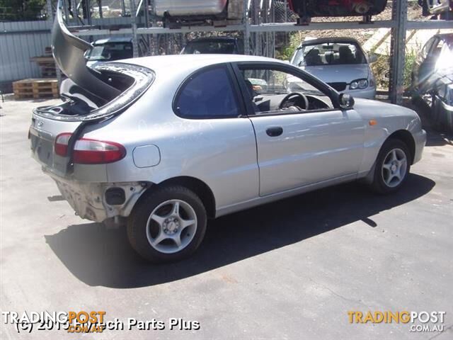 1999 DAEWOO LANOS REAR GARNISH red + clear