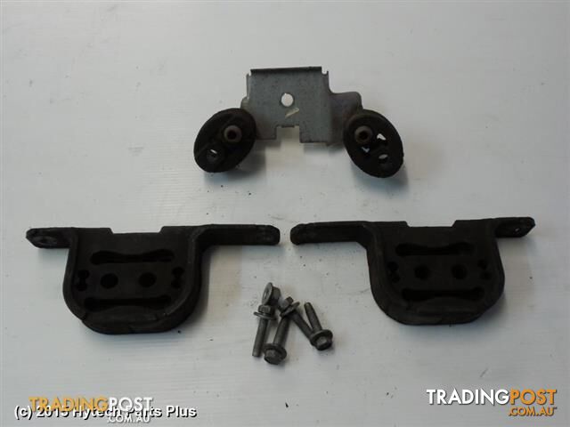 2011 HOLDEN COMMODORE MISC duel exhaust mount kit series 2 sed.