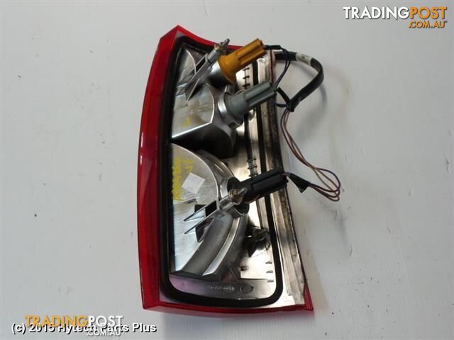 2002 HOLDEN COMMODORE LEFT TAILLIGHT small crack hard 2 see