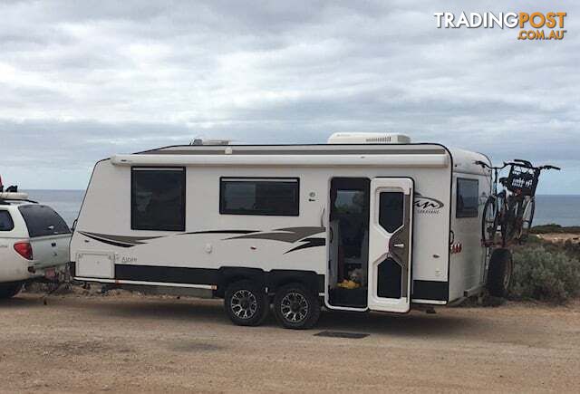 2018 19' 3" AVAN 587-1
