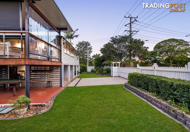 21 Bay Street REDLAND BAY QLD 4165 - photo 2 of 25