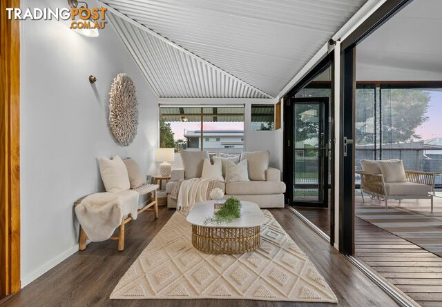 21 Bay Street REDLAND BAY QLD 4165 - photo 5 of 25