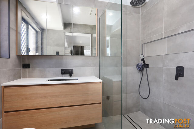 31 Renfrew Drive HIGHLAND PARK QLD 4211 - photo 4 of 6