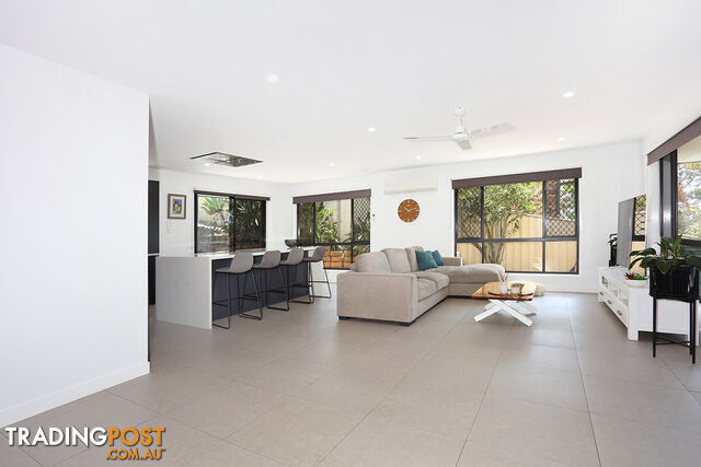 31 Renfrew Drive HIGHLAND PARK QLD 4211 - photo 3 of 6